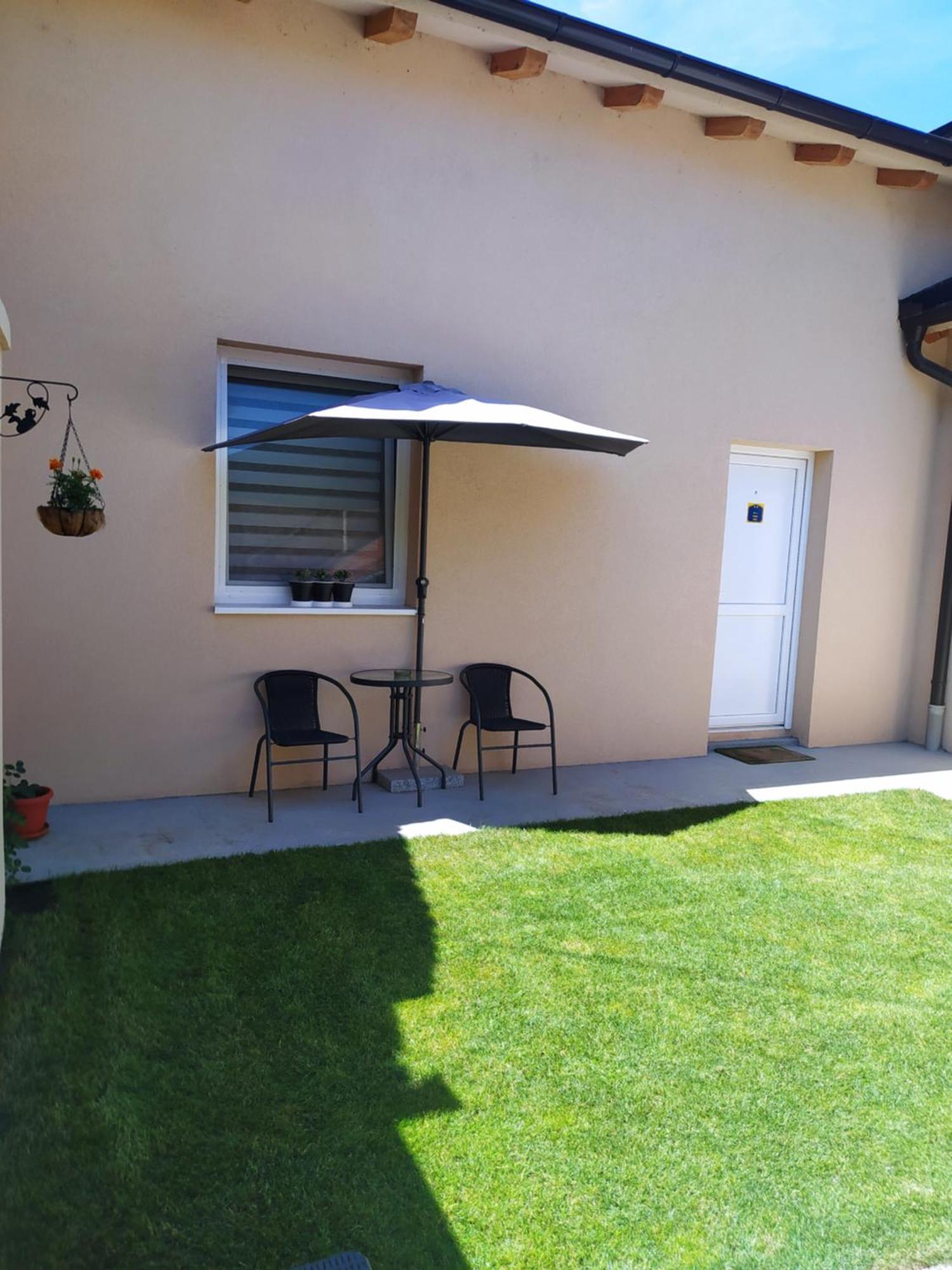Lotus House Διαμέρισμα Ζρένιανιν Εξωτερικό φωτογραφία